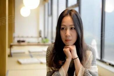 绣云里跨界力爆表!亲密接触电竞主播传奇小苍